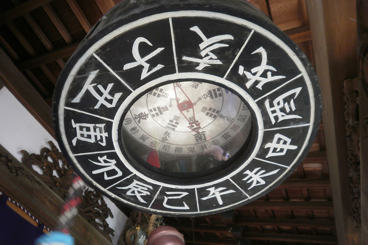 拝殿にある十二支羅針盤　中央には御神紋の北斗八星
